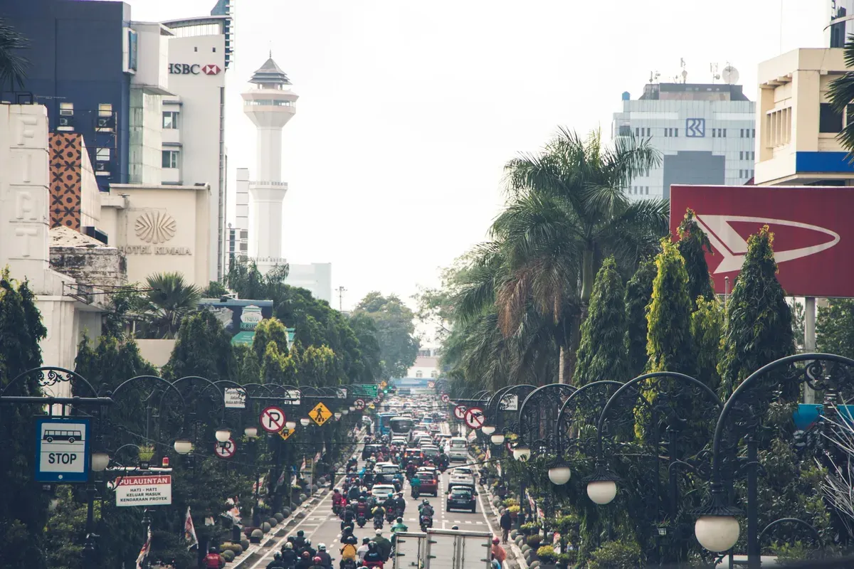 Bandung, kota kreatif dengan sejuta potensi, kini berhadapan dengan paradoks hijau. (Sumber: Unsplash/Ikhsan Assidiqie)