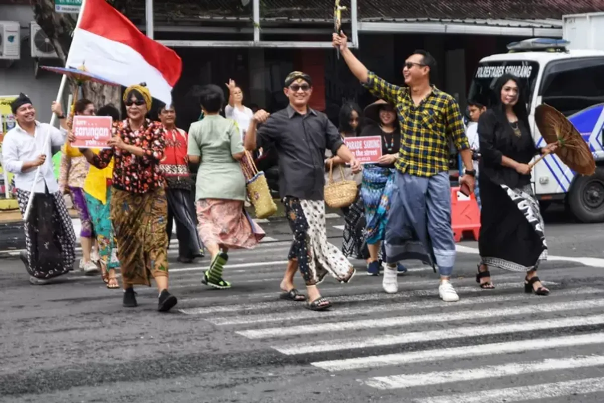 Kampanye pakai sarung dengan fashion show di jalanan yang dilakukan oleh pecinta budaya di Semarang. Diperingati 3 Maret, sarung punya sejarah panjang. (Sumber: Ayo Semarang.com | Foto: Audrian Firhannusa)