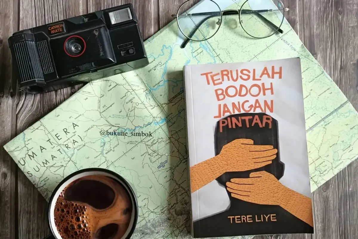 Belajar Realitas dari Novel Teruslah Bodoh jangan Pintar (Sumber: Instagram | bukune_simbok)
