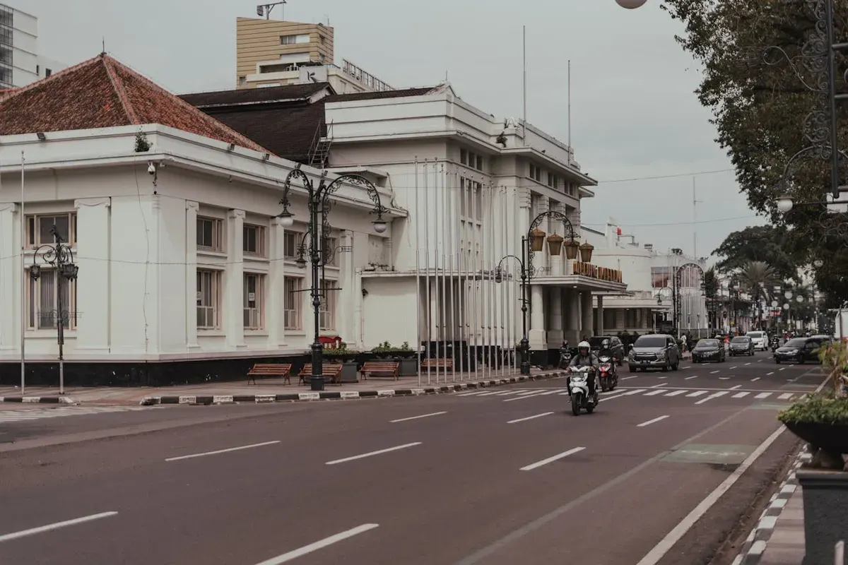 Jalan Asia-Afrika, Kota Bandung. (Sumber: Pexels/Raka Miftah)