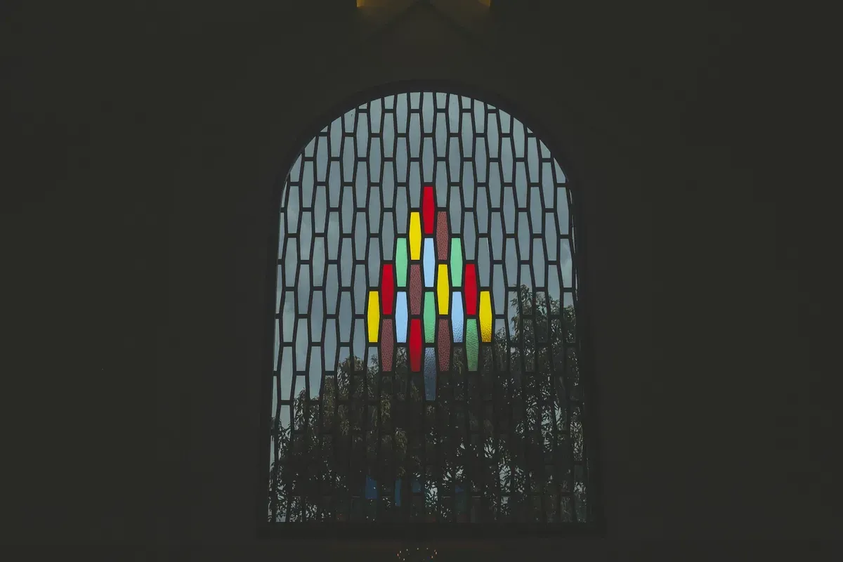 Ilustrasi ruangan dalam gereja. (Sumber: Unsplash/Kaja Sariwating)