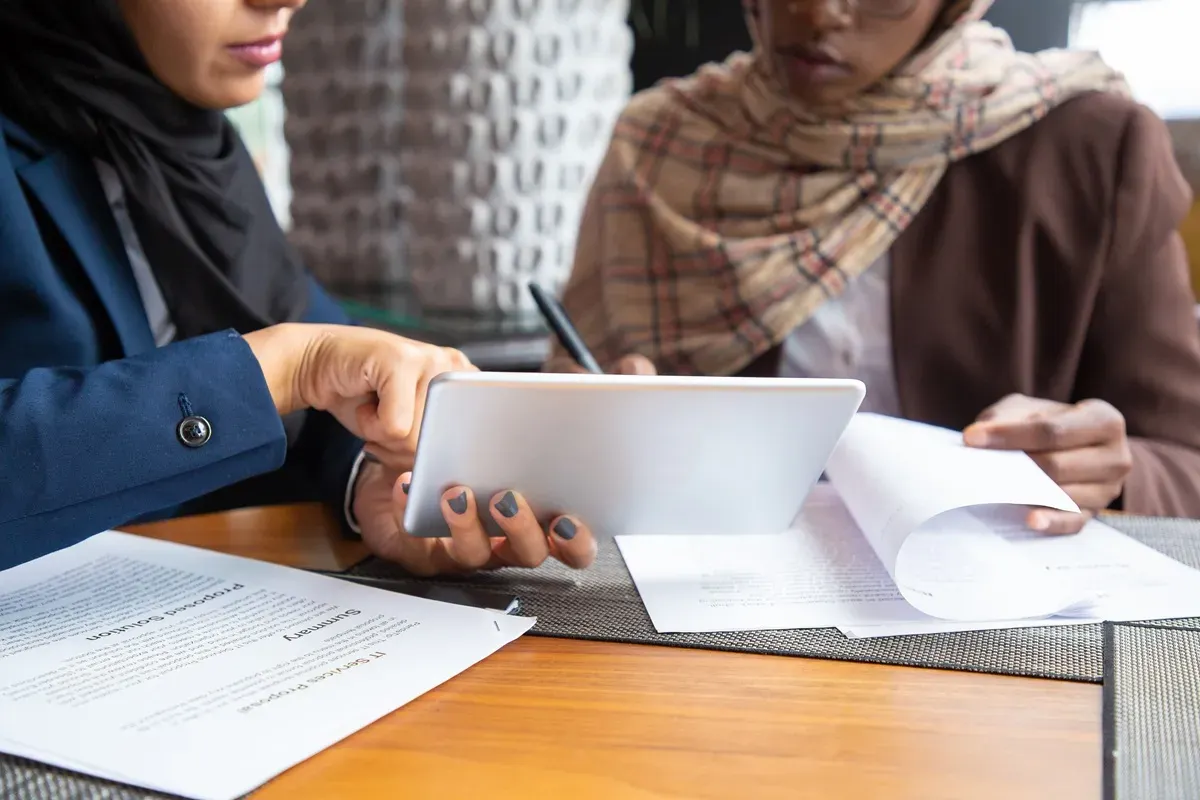 Geliat investasi syariah menunjukkan tren positif, ditandai meningkatnya jumlah investor, diversifikasi produk, dan penetrasi teknologi yang memudahkan akses terhadap instrumen keuangan halal. (Sumber: Freepik)