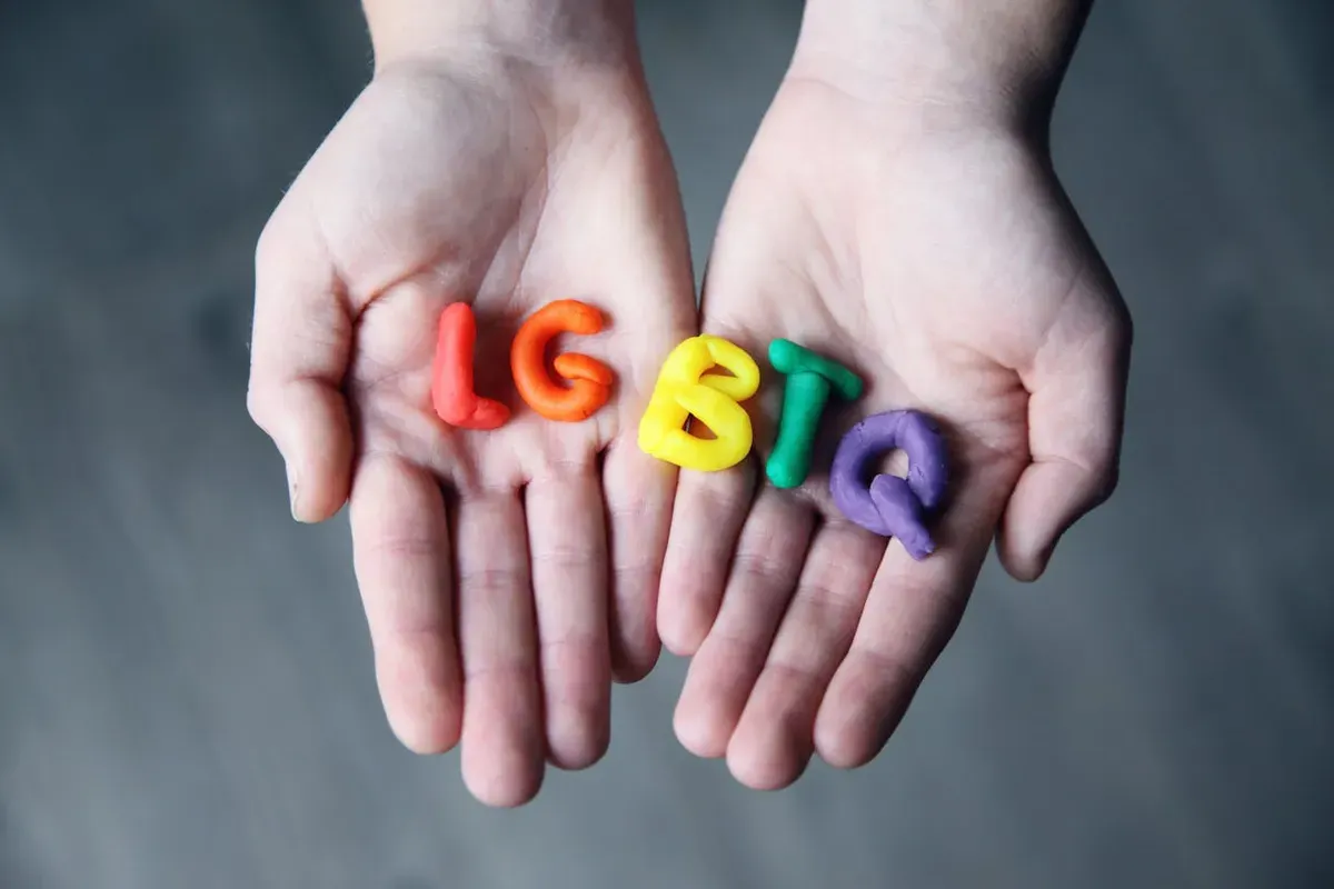 LGBT sudah semakin banyak ditemui di dunia. Bagaimana bisa, hal yang pernah tabu itu menjadi normal di masa sekarang? (Sumber: Pexels/Alexander Grey)