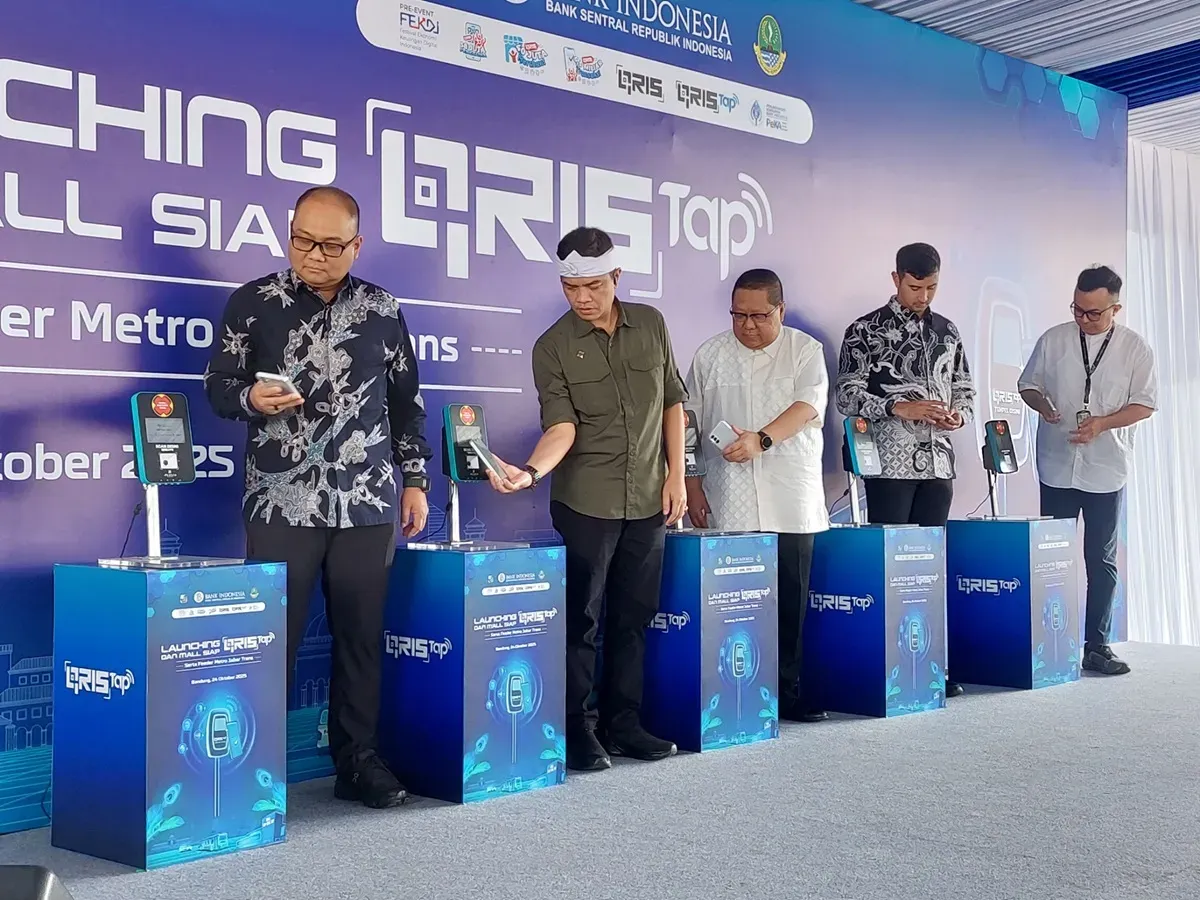 QRIS TAP dirancang untuk memberikan pengalaman transaksi nontunai yang praktis dan menyeluruh, baik di sektor transportasi publik maupun pusat perbelanjaan modern. (Sumber: Ayobandung.id | Foto: Eneng Reni Nuraisyah Jamil)