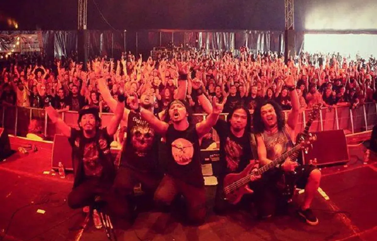 Meski diguncang pandemi dan mengalami penurunan massa, skena musik keras di Bandung justru menunjukkan daya tahan luar biasa, bukan hanya bertahan, tapi juga berevolusi. (Sumber: Wikimedia Commons)
