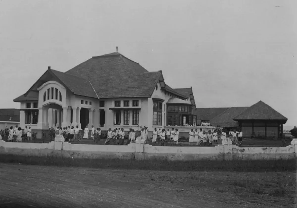 Bangunan Kweekschool Bandung sekitar tahun 1920-an. (Sumber: Tropenmuseum)