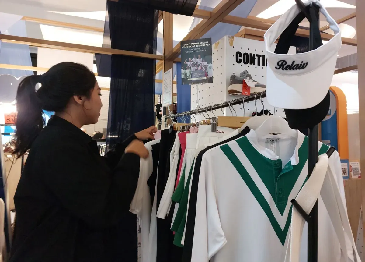 Berawal dari ide menciptakan pakaian olahraga nyaman, multifungsi, dan terjangkau, Relaiv menjelma menjadi salah satu merek yang diperhitungkan di komunitas golf dan padel. (Sumber: Ayobandung.id | Foto: Eneng Reni Nuraisyah Jamil)