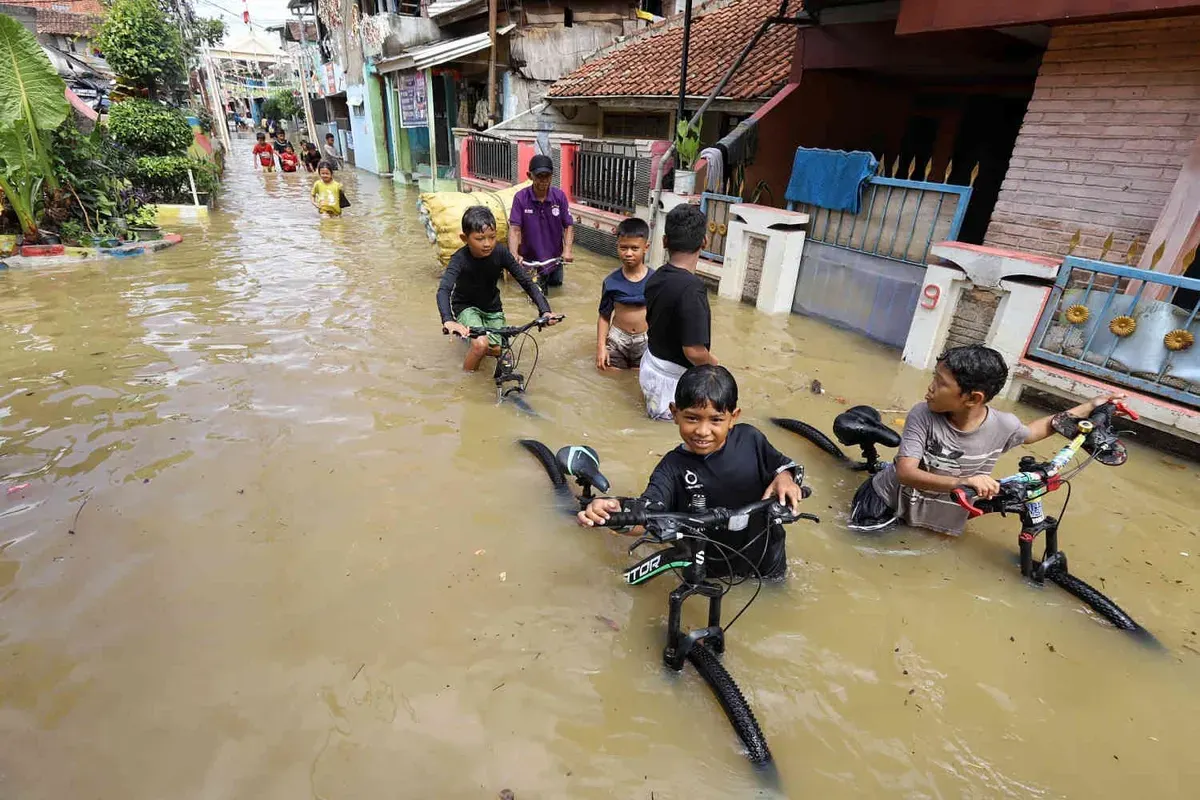 Banjir di salah satu wilayah Kota Bandung. (Sumber: Ayobandung.id | Foto: Irfan Al-Faritsi)