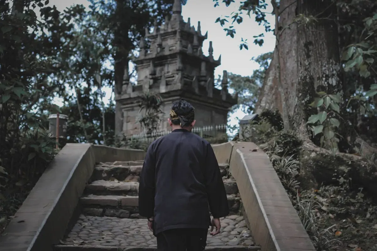 ‘Enam agama resmi’ bertebaran di mana-mana, di setiap jenjang pendidikan. Kita Diajarkan untuk memahami hal ini. (Sumber: Pexels/Mochammad Algi)