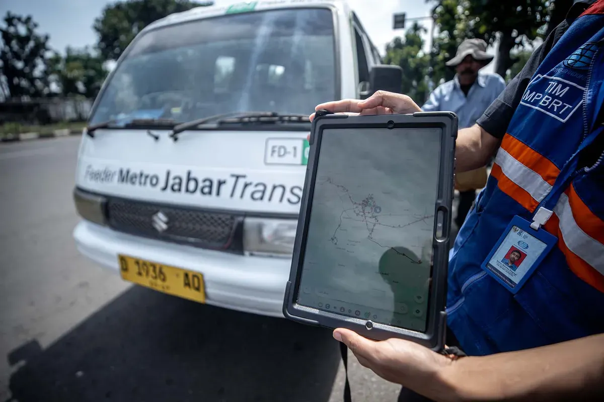 Kehadiran Metro Jabar Trans (MJT) dan feeder MJT, sebuah inisiatif ambisius yang digadang-gadang mampu merevolusi sistem transportasi publik Bandung Raya. (Sumber: Ayobandung.id | Foto: Kavin Faza)