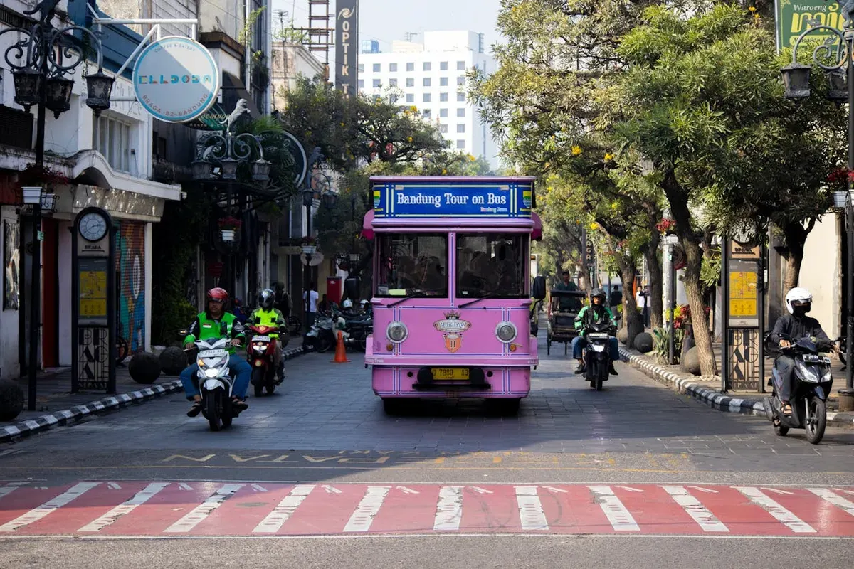 Bandros atau Bandung Tour on Bus adalah bus wisata ikonik Kota Bandung. (Sumber: Pexels/arwin waworuntu)