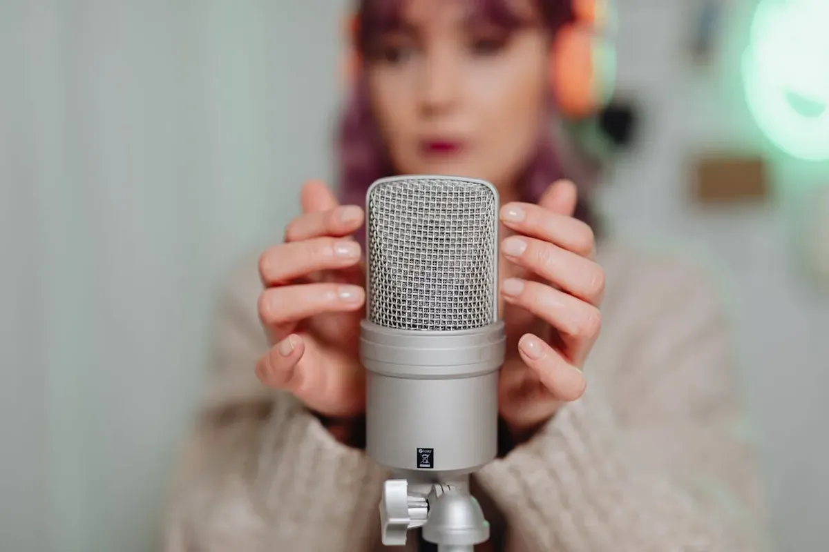 Suara berisik ganggu hasil kontenmu? Tenang! Artikel ini kasih 5 trik simpel biar voice over terdengar jernih dan profesional. (Sumber: Pexels/Karola G)