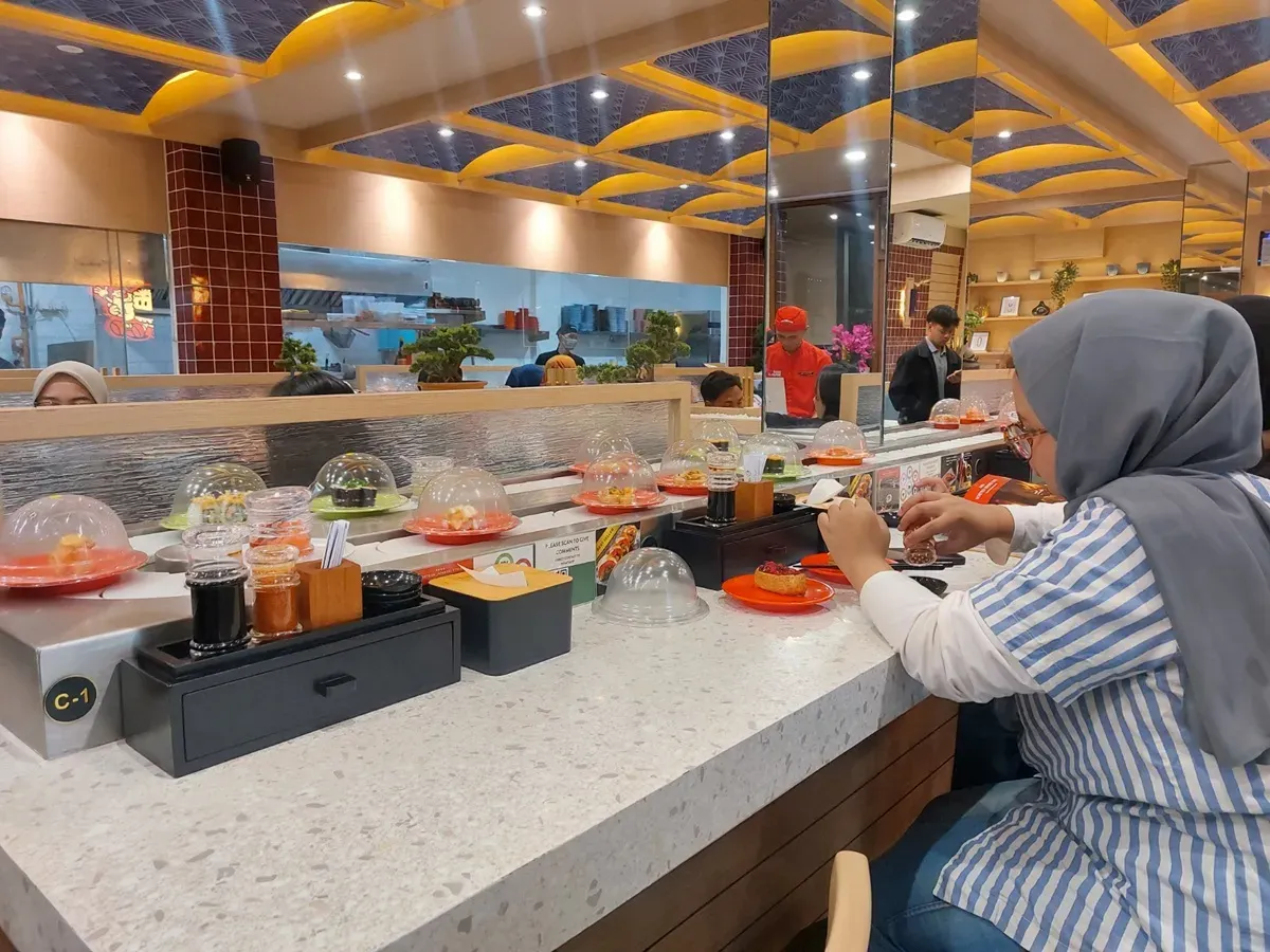 Jika dulu makanan Jepang identik dengan restoran eksklusif dan sajian formal, kini hadir cara baru yang lebih dinamis dan interaktif yakni sushi konveyor. (Sumber: Ayobandung.id | Foto: Eneng Reni Nuraisyah Jamil)