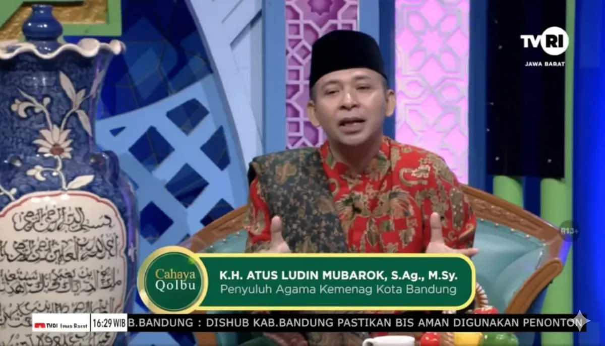 Dakwah di program TVRI Bandung "Cahaya Qolbu" (Foto: Tim TVRI Bandung)