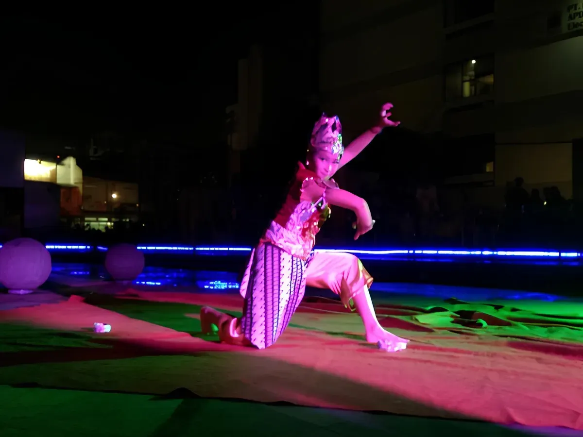 Cikapundung Riverspot, yang biasanya dipadati wisatawan dan pejalan kaki, menjelma menjadi panggung terbuka bagi warisan leluhur yakni Rebo Nyunda. (Sumber: Ayobandung.id | Foto: Eneng Reni Nuraisyah Jamil)