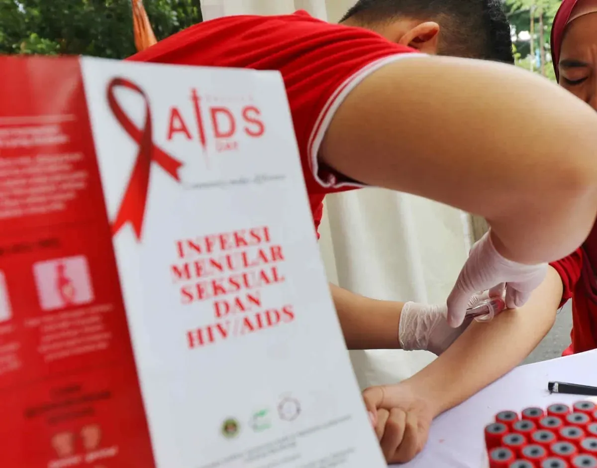 Datang tanpa suara, Menyusup pelan ke dalam tubuh, lalu menetap. HIV bukan penyakit yang berteriak. Ia diam, menyembunyikan diri di balik senyum, rutinitas, dan pakaian bersih.