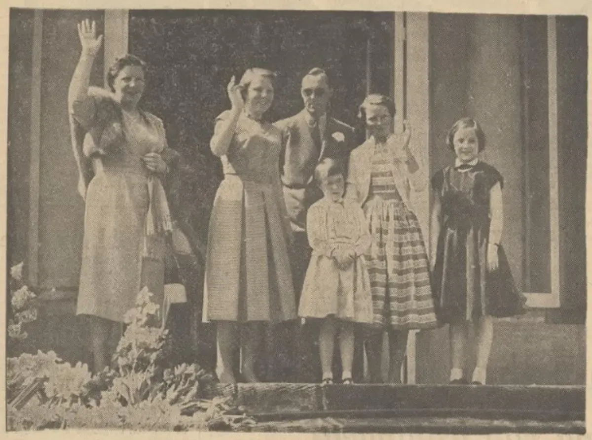 Ratu Juliana (kiri) berfoto di Paleis Soestdijk saat ultah ke-46. (Sumber: Het Nieuewesblad van Het Zuiden 2 Mei 1955)