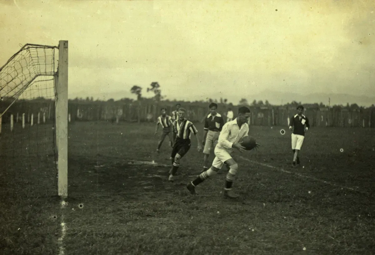 Pertandingan antara SIDOLIG dengan de Militaire Gymnastiek- en Sportschool. (Sumber: KITLV)