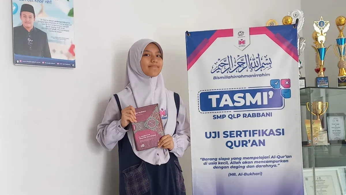 Balqis Rumaisha saat wawancara di SMP QLP Rabbani (Sumber: Dokumentasi Pribadi Penulis | Foto: Salsabiil Firdaus)