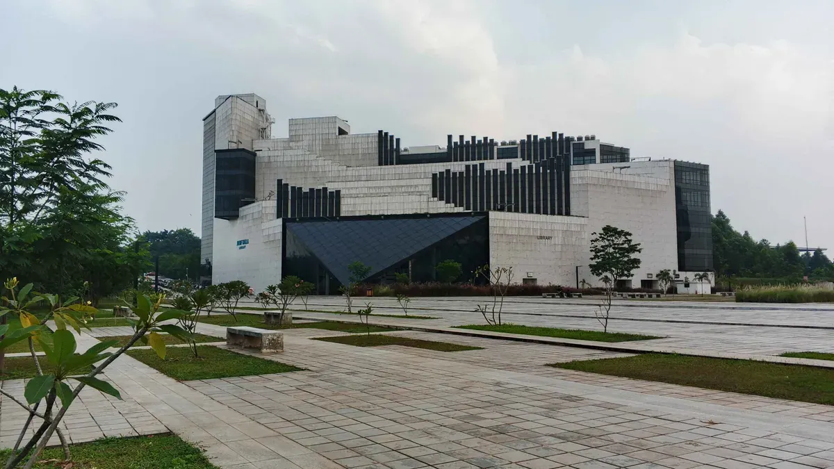 Perpustakaan Jusuf Kalla di Kawasan Universitas Islam Internasional Indonesia Kota Depok (Sumber: Dokumentasi Penulis | Foto: Dias Ashari)