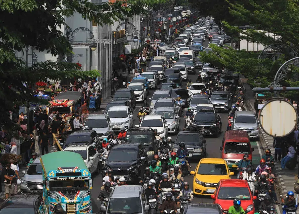 Kemacetan bukan sekadar gangguan lalu lintas, tapi cerminan tata kelola kota yang belum sepenuhnya adaptif terhadap lonjakan urbanisasi dan perubahan perilaku mobilitas warganya. (Sumber: Ayobandung.id)