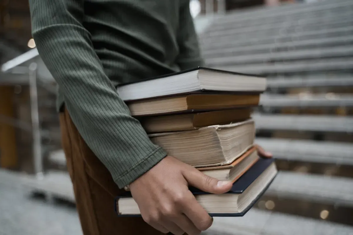 Para penulis yang mengabdikan diri pada sastra terjebak dalam kondisi prekariatâkelas sosial yang hidup dalam ketidakpastian ekonomi. (Sumber: Pexels/Tima Miroshnichenko)