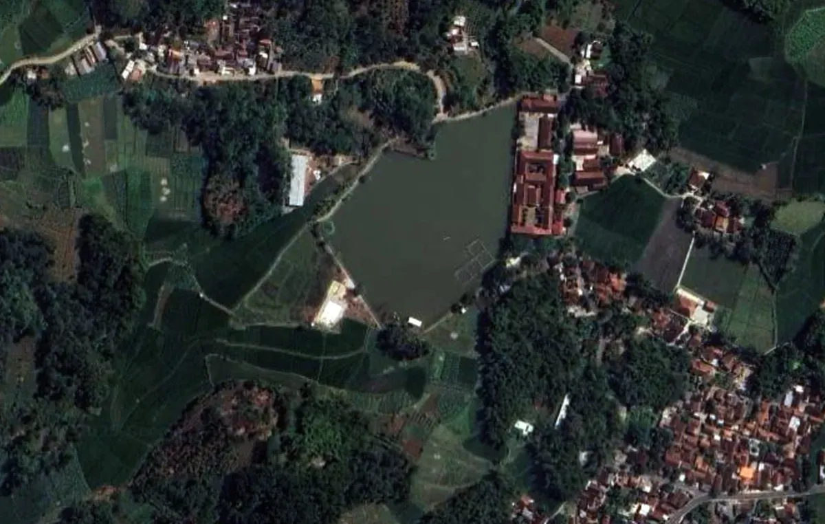 Citra satelit Situ Sarkanjut, di Tambaksari, Kecamatan Leuwigoong, Kabupaten Garut. (Sumber: Citra satelit: Google maps)