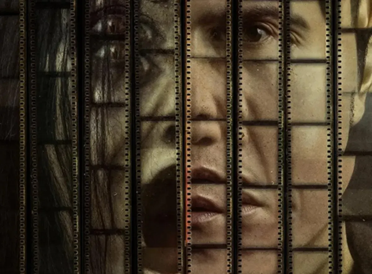 Shutter (2025) adalah sebuah film remake dari film aslinya yang berasal dari Negeri Gajah Putih (Thailand), yaitu Shutter (2004). (Sumber: Falcon)