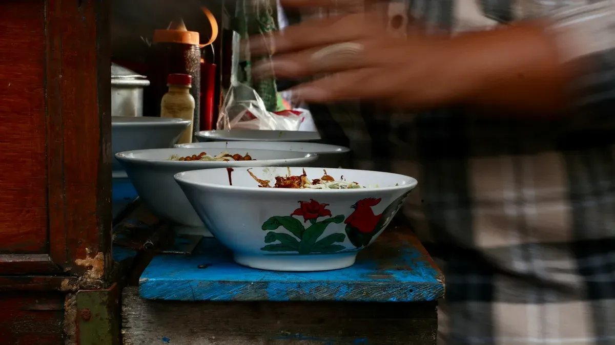 Bubur ayam sering jadi menu sarapan umum di Indonesia. (Sumber: Unsplash/ Zaky Hadi)
