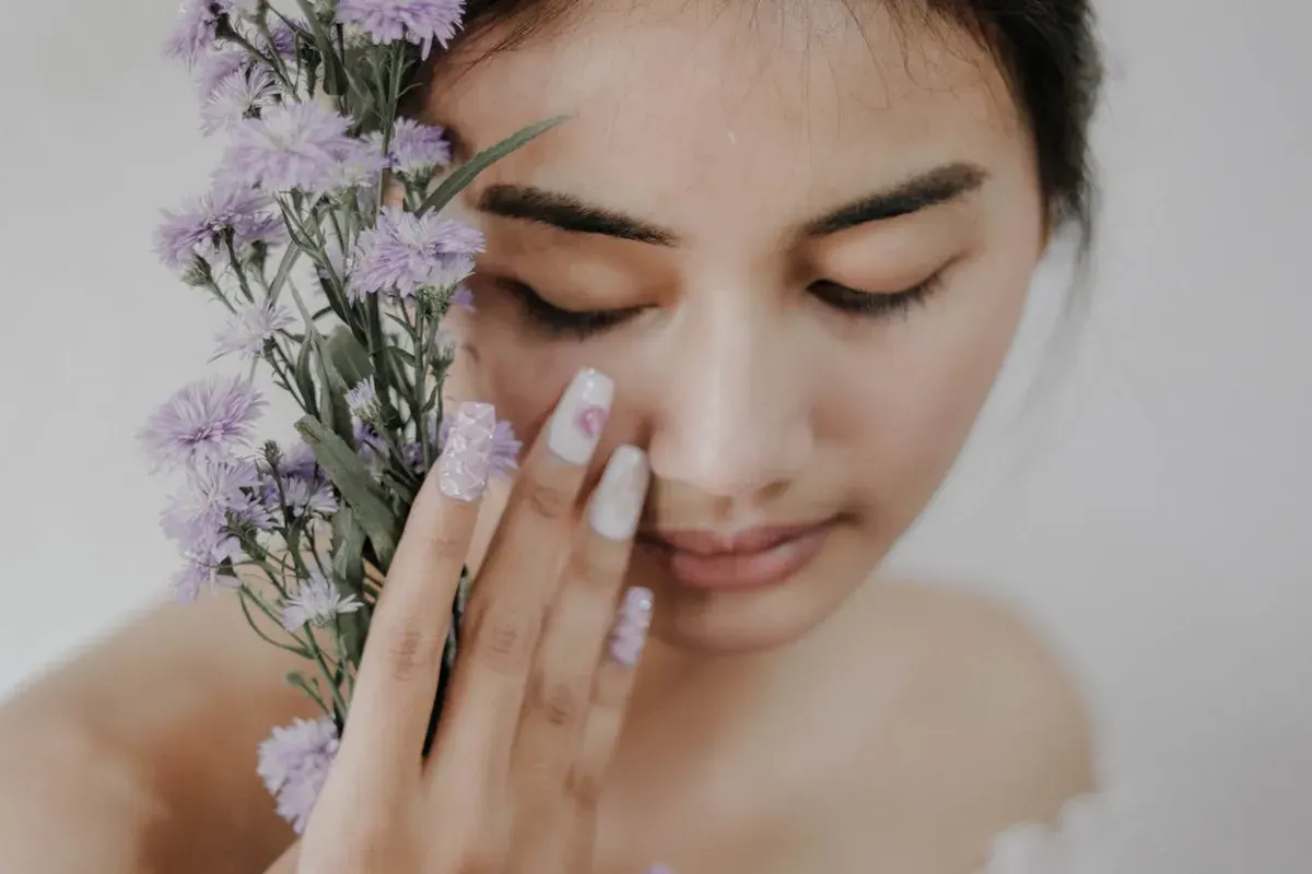 Penggunaan skincare rutin sebagai bentuk mencintai diri sendiri. (Sumber: Pexels/Rheza Aulia)