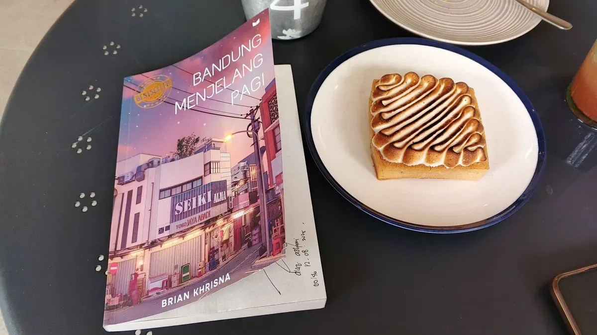 Bandung Menjelang Pagi Karya Brian Krisna (296 Halaman) (Sumber: Dokumentasi Penulis | Foto: Dias Ashari)