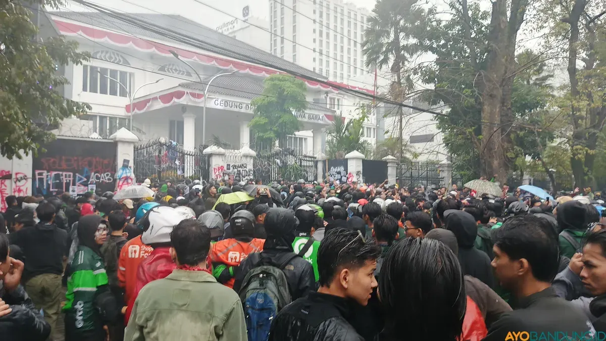 Suasana aksi solidaritas di Kota Bandung, Jumat, 29 Agustus 2025. (Sumber: ayobandung.id | Foto: Gilang Fathu Romadhan)