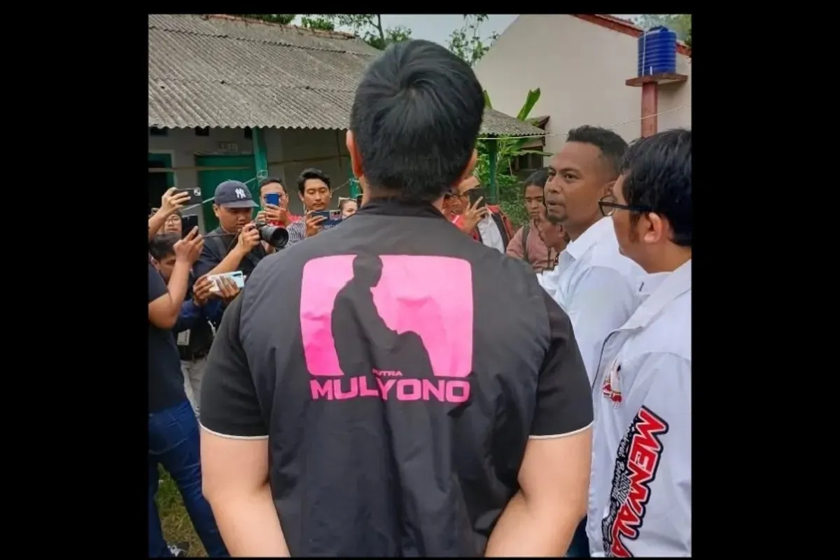 Kaos yang Digunakan Kaesang Saat Blusukan (Sumber: Instagram | Uncorrupted.store)