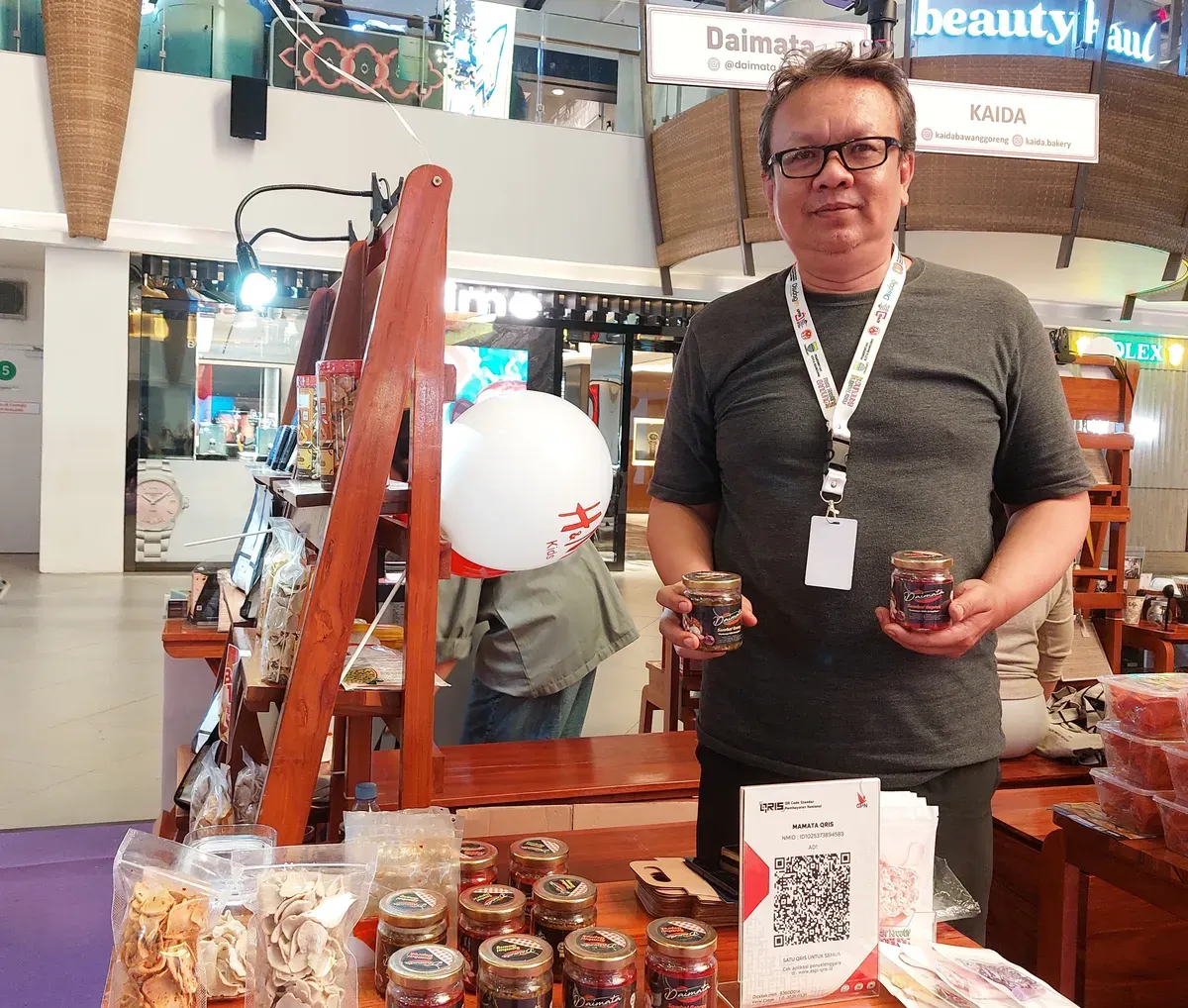 Andri Ganamurti selaku Owner dari brand Daimata, produk UMKM sambal dalam kemasan. (Sumber: Ayobandung.id | Foto: Eneng Reni Nuraisyah Jamil)