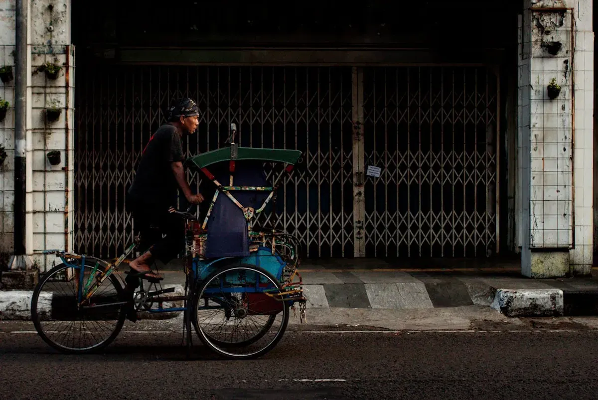 Tukang becak di Kota Bandung. (Sumber: Pexels/Try Sukma Wijaya)