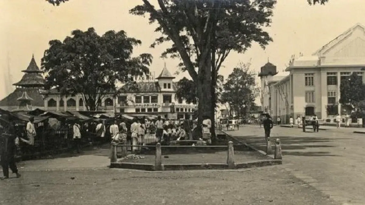 Alun-alun Bandung tahun 1920-an. (Sumber: KITLV)