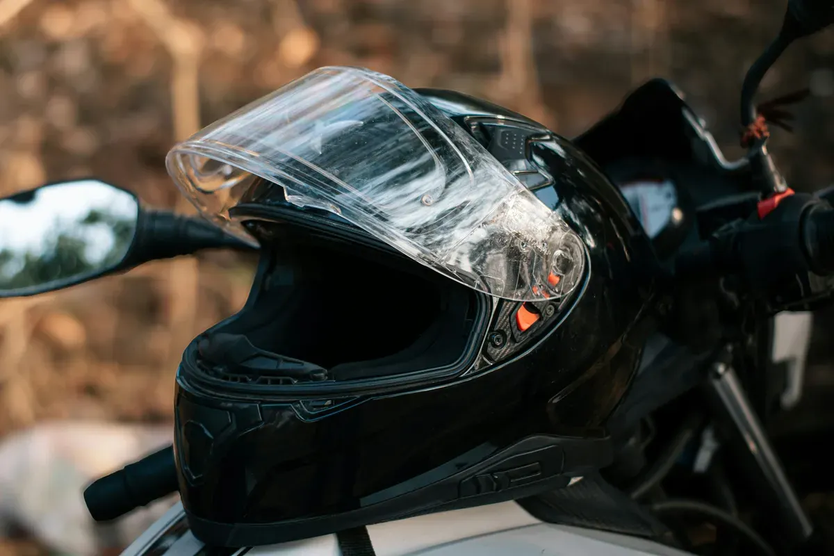 Ilustrasi Foto Helm (Foto: Unsplash)