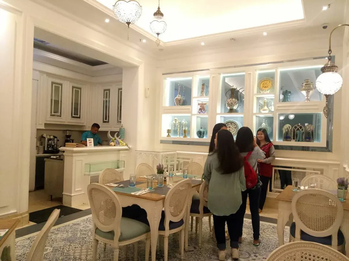 Area indoor Emmy’s Kitchen bertema European classic. (Sumber: Ayobandung.id | Foto: Eneng Reni Nuraisyah Jamil)