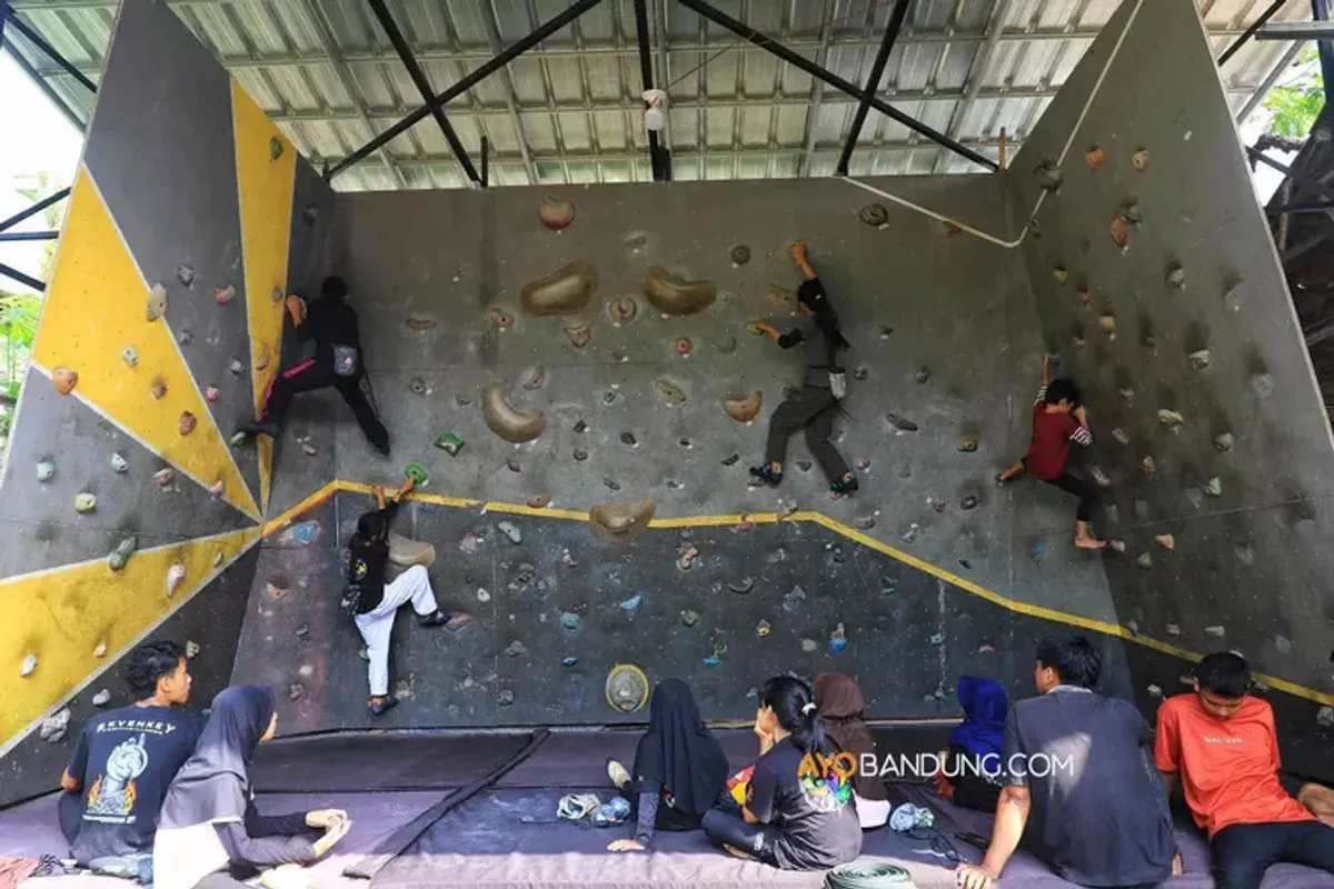 Berlatih Panjat Tebing di Boulder Climbing Training Center (Sumber: Ayobandung.com | Foto: Irfan Al-Faritsi)
