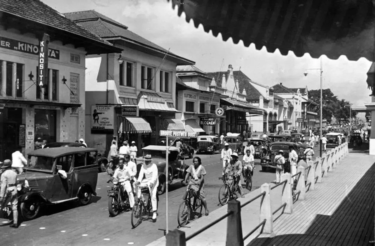 Keramaian Jalan Raya Pos bagian timur di Bandung di era kolonial. (Sumber: Tropenmuseum)