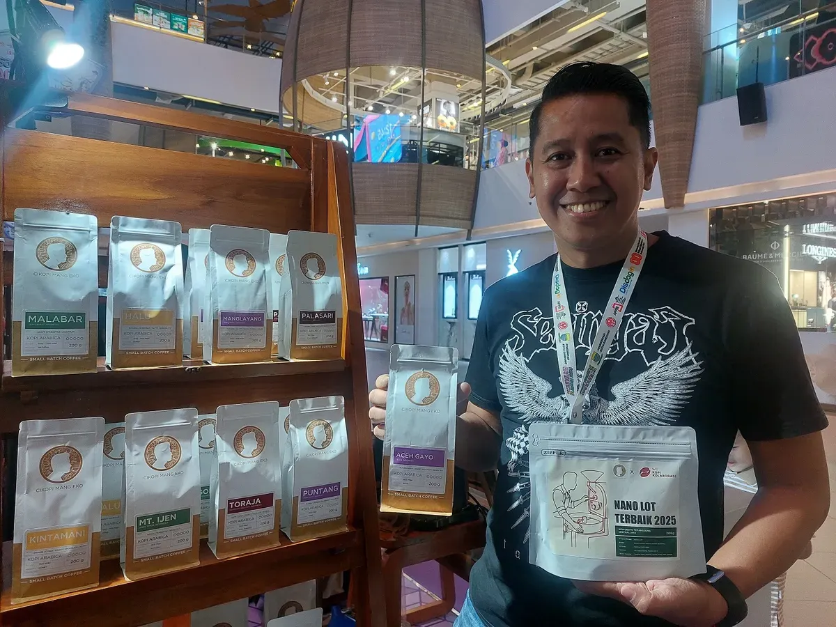 Muchtar Koswara akrab dipanggil Mang Eko, pemilik dari brand UMKM Cikopi Mang Eko. (Sumber: Ayobandung.id | Foto: Eneng Reni Nuraisyah Jamil)