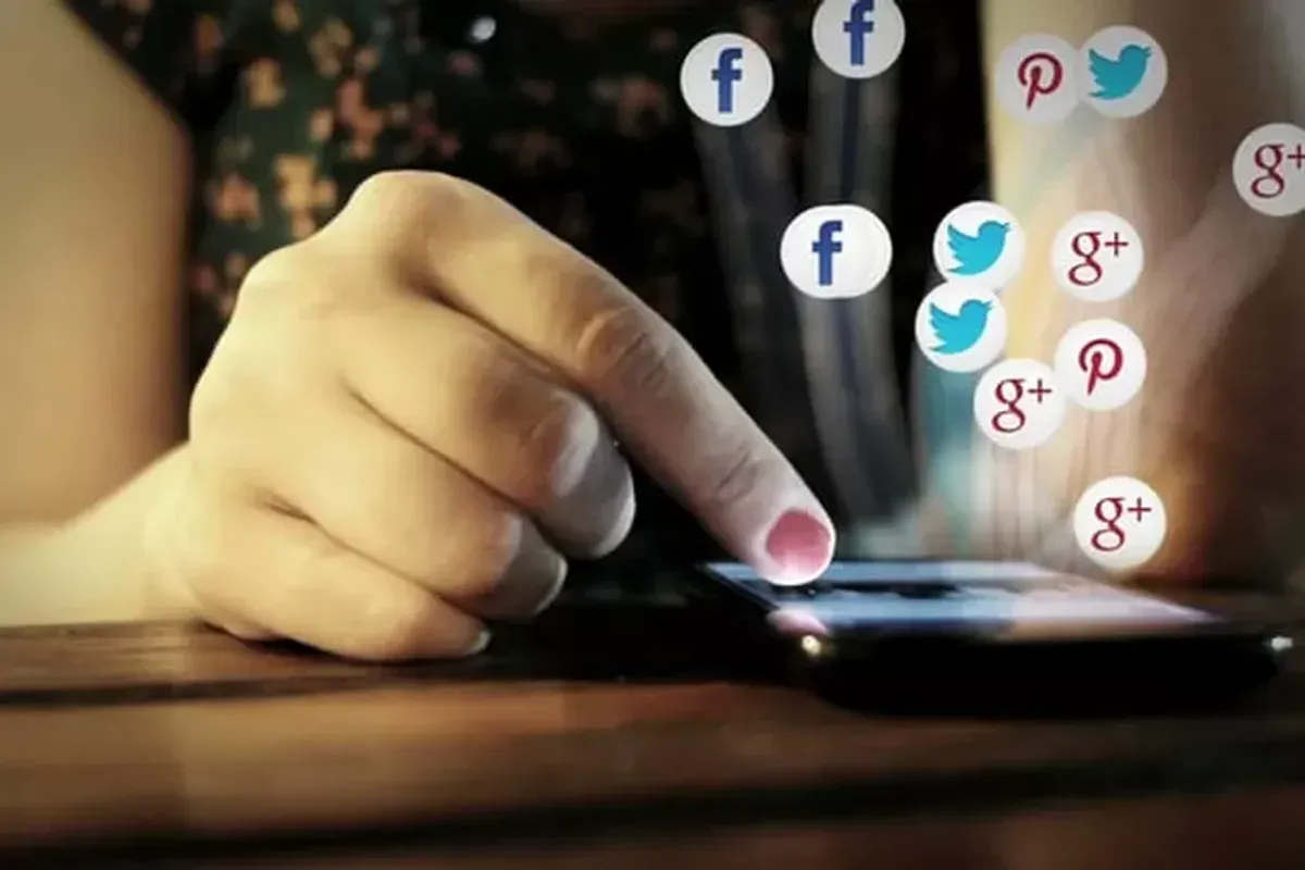 Ilustrasi asyiknya bermedia sosial. (Sumber: pixabay.com | Foto: Istimewa)