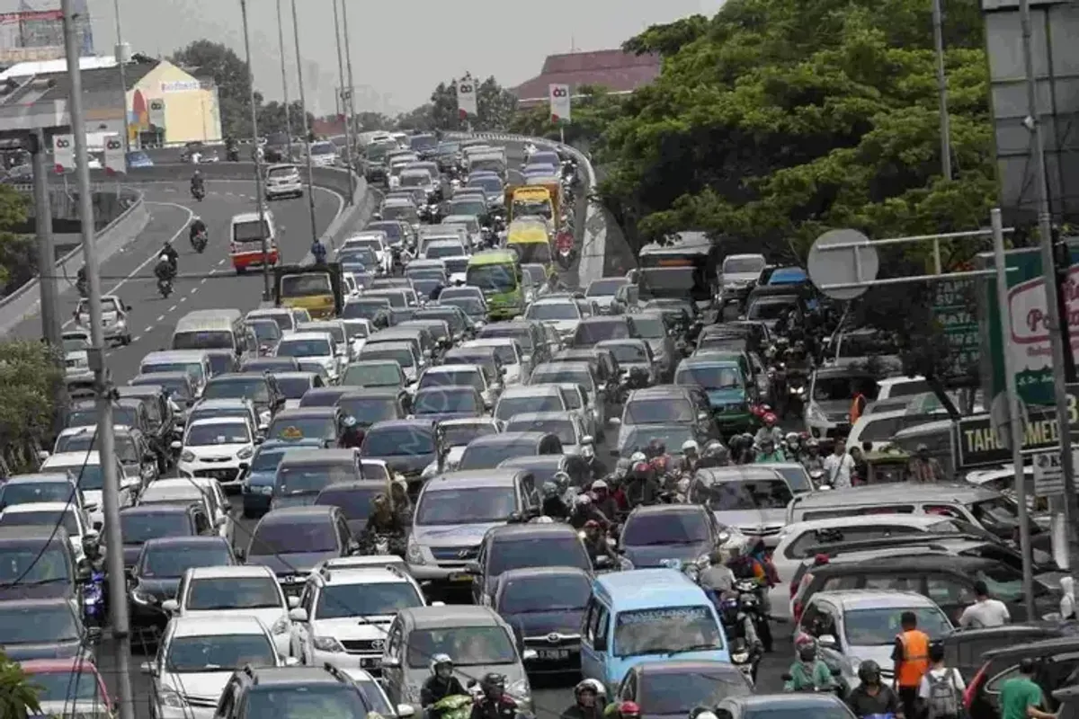 Kemacetan di jembatan layang Pasupati Bandung. (Sumber: ayobandung.com | Foto: Irfan Al-Faritsi)