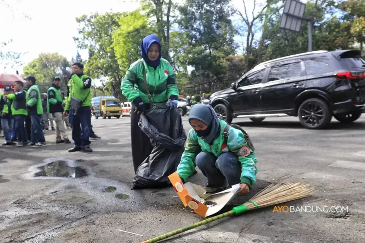 Ratusan driver ojek online se Bandung Raya melakukan aksi simpatik bersih-bersih di depan gedung DPRD Jabar, Jalan Diponegoro, Kota Bandung, Rabu 3 September 2025. (Sumber: Ayobandung.com | Foto: Irfan Al-Faritsi)