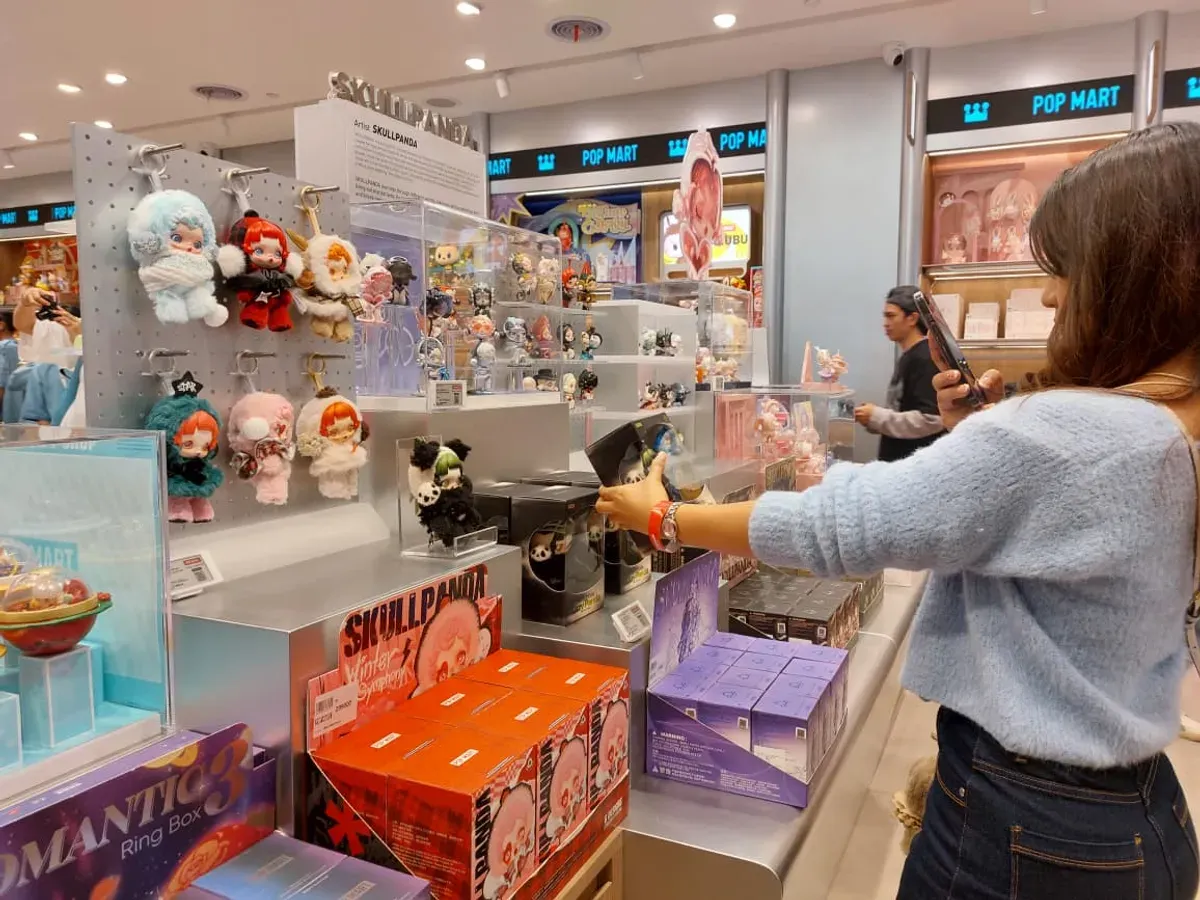 Perburuan boneka desainer bukan lagi sekadar hobi koleksi, tapi menjelma jadi gaya hidup yang menggabungkan seni, estetika, dan dorongan psikologis untuk tak ketinggalan tren. (Sumber: Ayobandung.id | Foto: Eneng Reni Nuraisyah Jamil)