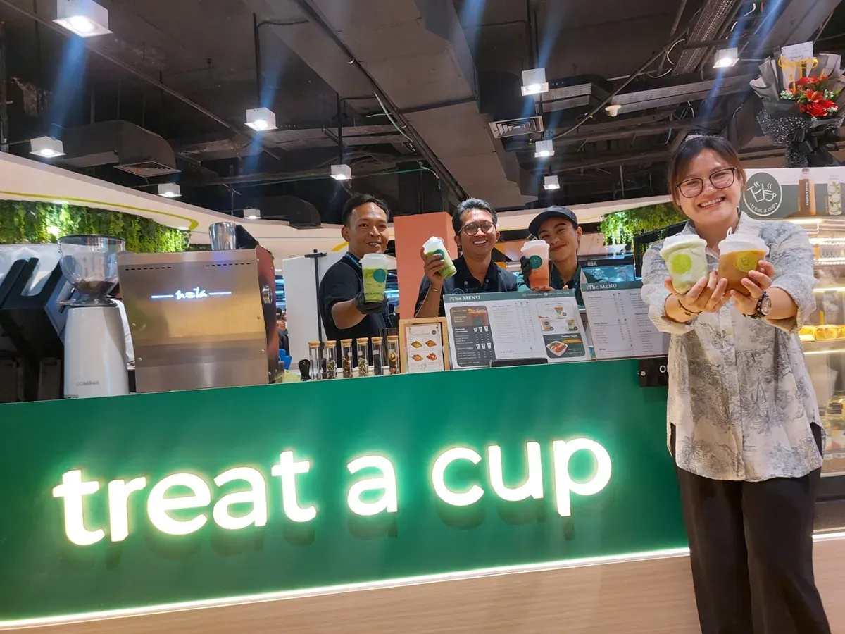 Treat a Cup hadir bukan hanya sebagai tempat ngopi, tapi sebagai brand yang merangkul tren hidup sehat dengan cara yang menyenangkan dan tetap kekinian. (Sumber: Ayobandung.id | Foto: Eneng Reni Nuraisyah Jamil)