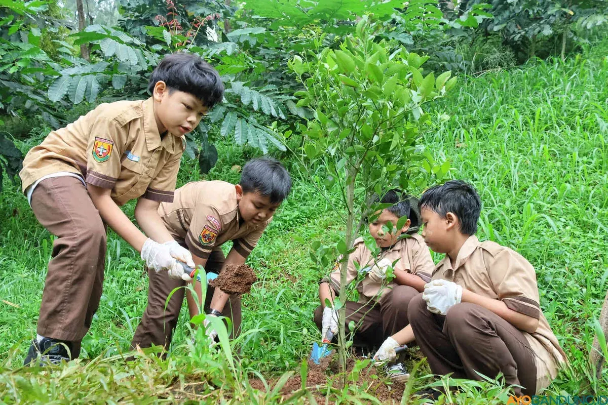 Siswa SD Darul Hikam Bandung memperingati Hari Bumi 2024 dengan aksi nyata menanam pohon di kawasan Dago Giri. Kegiatan kongkret berperan penting menyerap karbon.