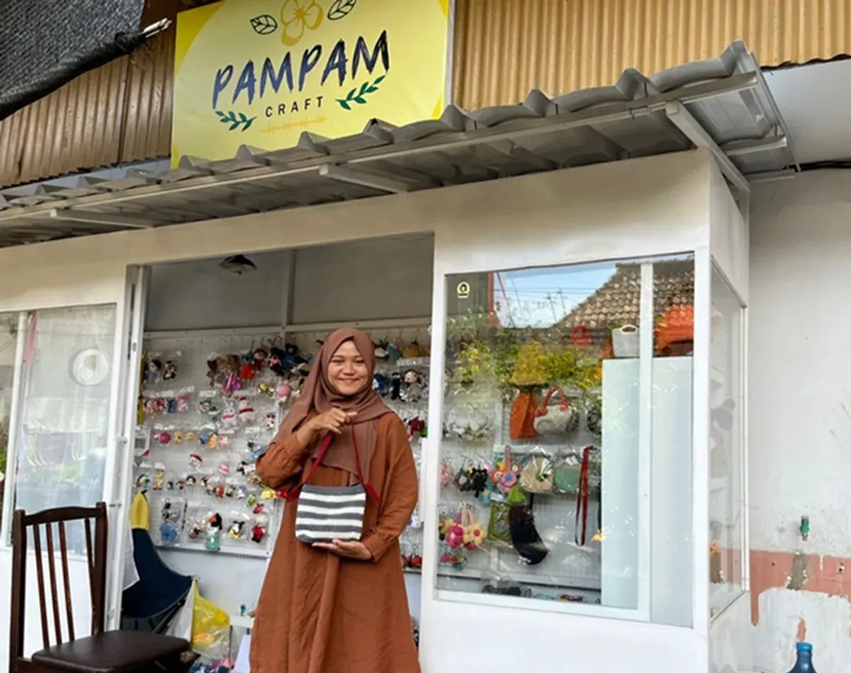 Minishop Pampam Craft dan Owner Pampam Craft, Defrina Miftahurrahma. (Foto: Rizma Riyandi)