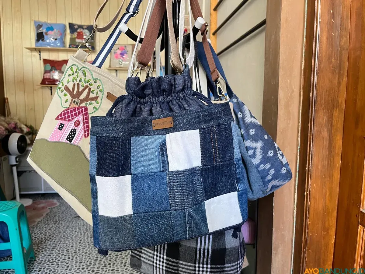 Produk tas Percantik dari kain jeans bekas. (Foto: Rizma Riyandi)