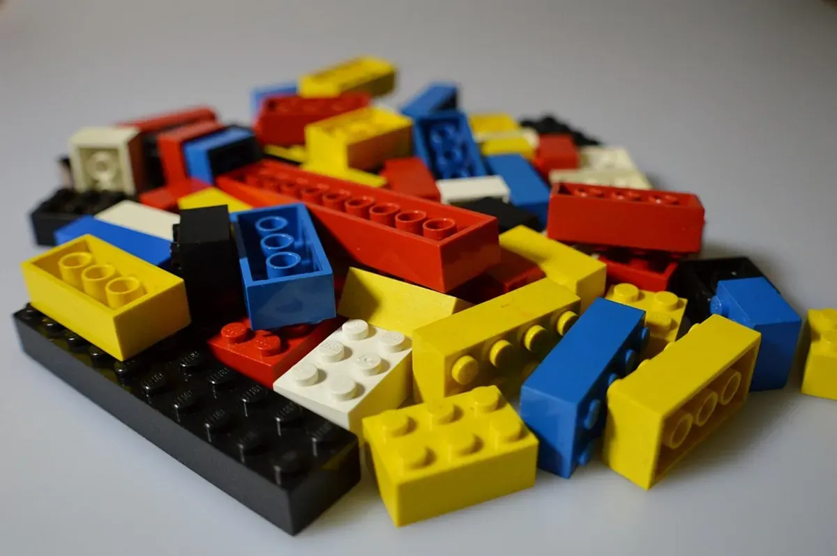 Ilustrasi foto LEGO sebagai permainan yang memperkuat motorik anak. (Foto: Pixabay)